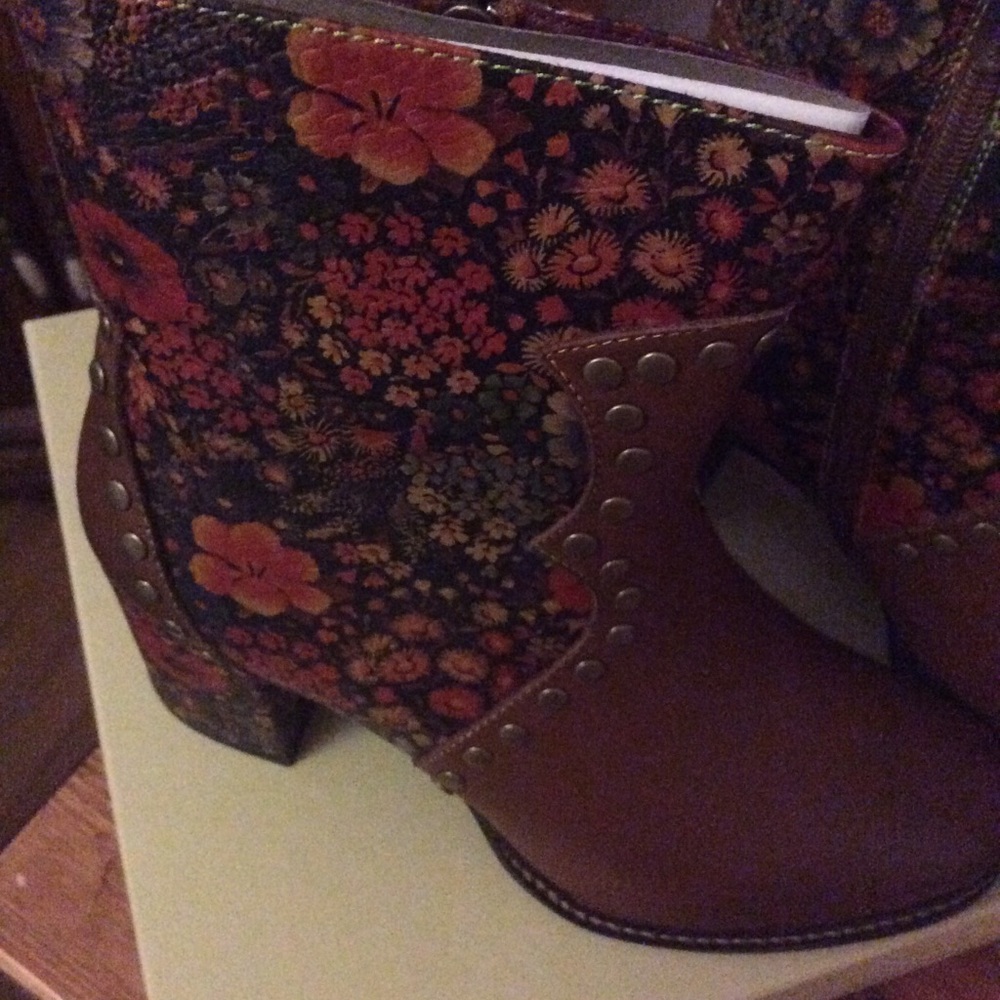L’Artiste  Leather floral Boots NIB Gorgeous - Picture 3 of 4